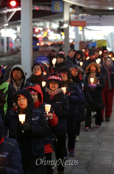 지난 18일 오후 인천공항에서 노조원들이 촛불 행진을 벌이고 있다.