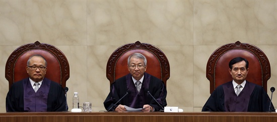양승태 대법원장을 비롯한 대법관들이 지난 18일 오후 서울 서초동 대법원에서 통상임금 관련 전원합의체 선고를 위해 대법정에 앉아있다. 