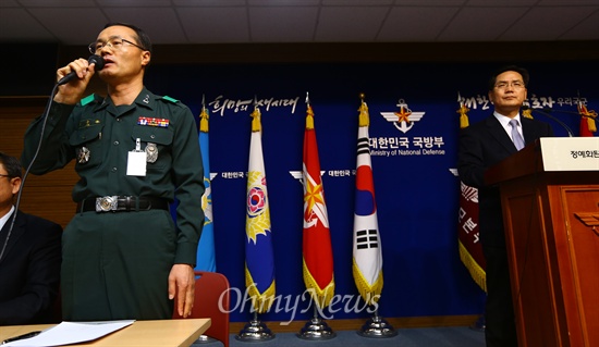  백낙종 국방부 조사본부장이 19일 서울 용산구 국방부 브리핑룸에서 국군사이버사령부 대선 댓글 개입 의혹 수사 중간 발표를 마치고 기자의 질문에 답변 하고 있다. 오른쪽은 김민석 국방부 대변인.