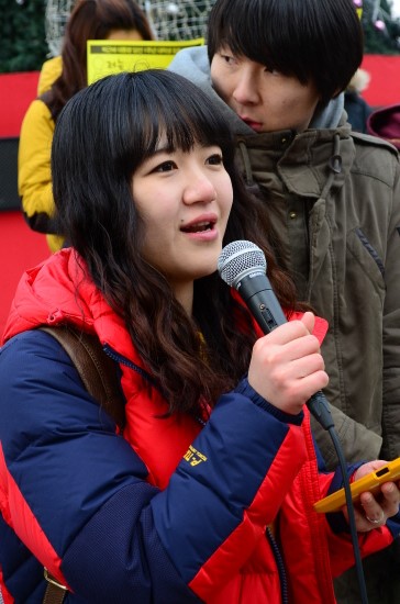 대선 1주년, '안녕하지 못한' 대학생들의 합동기자회견에서 박이랑 경희대 총학생회장이 발언을 하고있다.