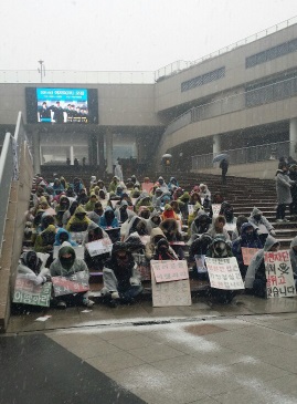 한의학과 학생들이 교내에서 묵언피켓시위를 하고있다.