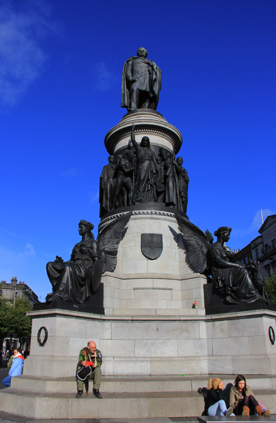 더블린 오코넬 거리 초입에 서있는 아일랜드 민족운동가 다니엘 오코넬의 동상. 더블린 시민들이 약속 장소로 즐겨 이용하는 곳 가운데 하나다. 