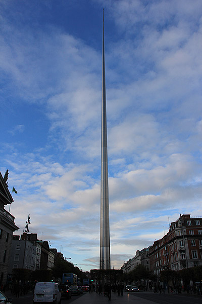 오코넬 거리에 서있는 첨탑 '더 스파이어'. 원래 영국의 넬슨 제독 기념비가 서있었지만 1966년 IRA가 폭파해버렸다. 