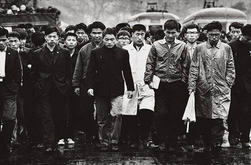 가랑비를 맞으며 한일회담 반대 침묵시위를 벌이는 대학생들(1965. 8. 27.)

