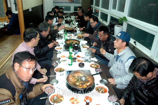 민주노총 경남본부는 19일 저녁 창원의 한 식당에서 해고 노동자들을 위해 '해고자 송년의 밤' 행사를 갖고 식사를 함께 했다.