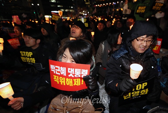 "박근혜 댓통령 직위해제하라" 철도 민영화에 반대하는 철도노조 조합원 및 시민들이 19일 오후 서울광장에서 열린 '철도민영화 저지 총파업투쟁 승리 결의대회'에 참가해 코레일이 직위 해제한 노조원이 7천929명에 이르고 있는데 대해 항의하며 구호를 외치고 있다.