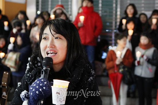 대선 1주년을 맞은 19일 오후 7시 광주 동구 충장로 우체국에선 시민 50여 명이 참여한 가운데 대선 1주년 촛불문화제가 열렸다. 한 대학생이 마이크를 잡고 발언을 하고 있다.