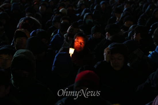 촛불이 밝힌 철도노조원의 얼굴 19일 오후 서울광장에서 열린 '철도민영화 저지 총파업투쟁 승리 결의대회'에 참가한 한 참가자가 촛불을 들고 있다.