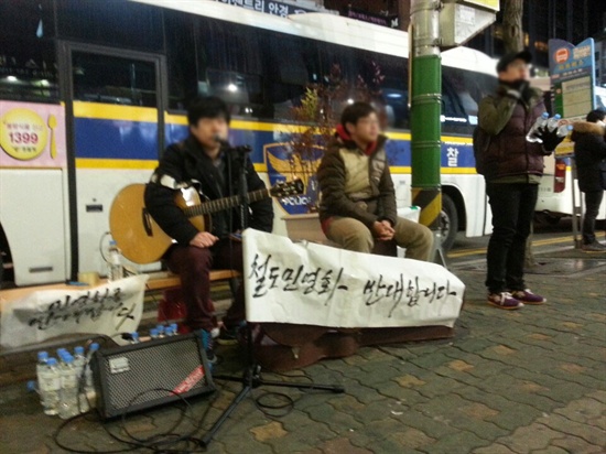지난 19일 부산 서면에서 열린 집회에서 철도노동자 김민호(가명)씨는 <기차와 소나무> <이등병의 편지> 등 '열차'가 등장하는 노래를 불렀다.