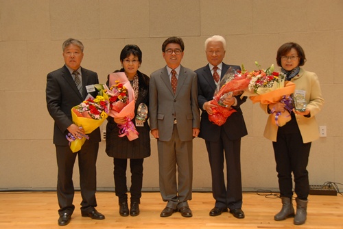  19일 '2013 우수 자원봉사단체' 상을 받은 단체의 대표자들이 이준원 공주시장과 기념사진을 찍고 있다.