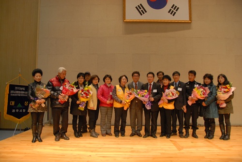   19일 고마컨벤션홀에서 '2013 자원봉사자의 날' 행사가 열렸다. 사진은 '자원봉사 마일리지 3,000시간 적립' 인증패를 받은 수상자들이 이준원 공주시장과 기념사진을 찍고 있다.