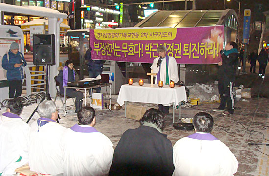 18대 대선 1주년을 맞은 19일 저녁 수원역 광장에서 열린 ‘부정선거 무효, 박근혜 정권 퇴진 촉구 시국기도회’에서 박영모 목사가 설교를 통해 박근혜 정권을 비판하고 있다.
