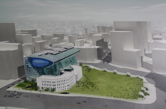 건축가 유걸이 설계한 서울시 신청사 디자인. 사진은 서울시청사 8층에서 개최된 ‘공사다望’에 전시된 이미지를 촬영했다.