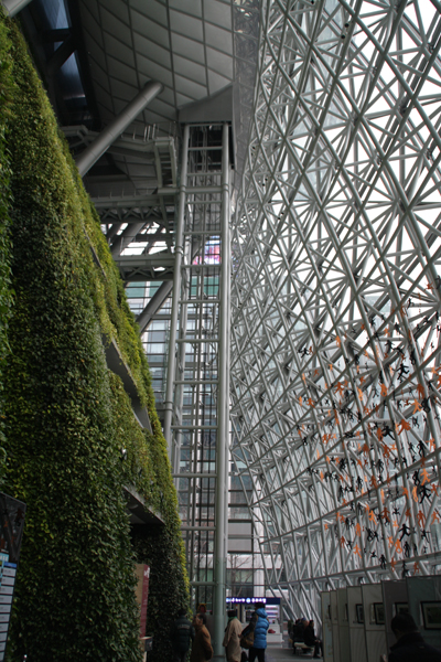 가운데 보이는 엘리베이터로 하늘광장으로 올라 갈 수 있다.