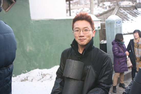 미국에서 어제 귀국한 유학생 서동근씨가 연탄나눔 자원봉사를 하고 있다