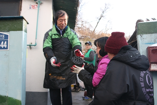 박원순 서울시장도 연탄나눔 활동에 자원봉사자로 참여했다