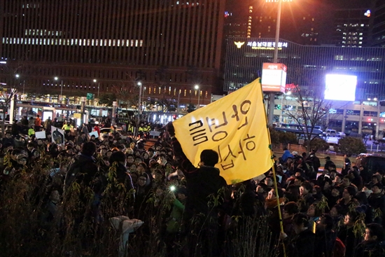 서울역으로 나들이를 떠났던 안녕하지 못한 사람들이 모임을 해산하면서 서로 소감을 나누며 정리하고 있다