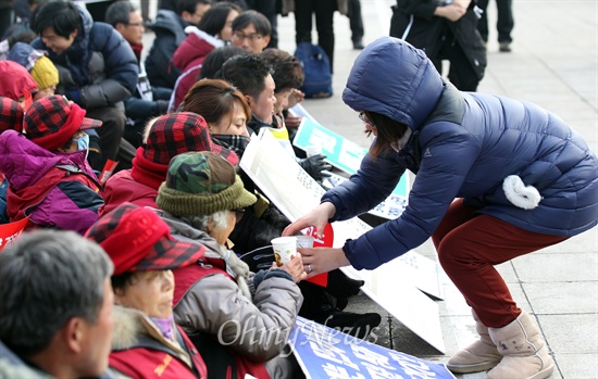 밀양주민 상경 투쟁에 따뜻한 차 건네는 시민들 20일 오후 서울 강남구 한국전력공사 본사 앞에서 열린 '밀양 송전탑 공사 중단 촉구 밀양 주민 상경 기자회견'에서 강남촛불과 서초 환경운동연합 소속 회원들이 추운 겨울 상경한 밀양 주민들을 위해 준비한 따뜻한 차를 건네주고 있다.