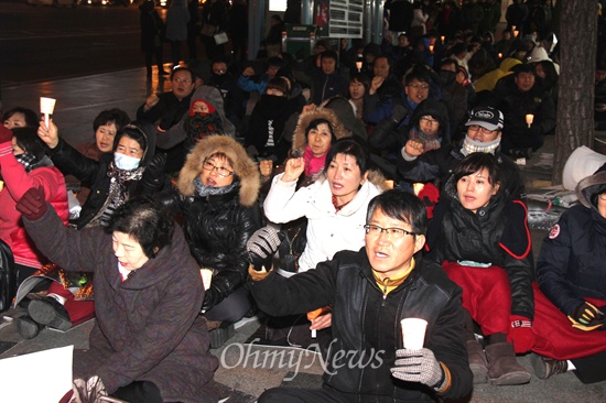 민주노총 경남본부와 경남비상시국회의는 20일 저녁 창원 정우상가 앞에서 “간병ㆍ요양보호사 근로조건 개선, 진주의료원 재개원, 철도노조 파업 승리를 위한 노동자 결의대회”와 “민주주의 수호 촛불문화제”를 열었다.