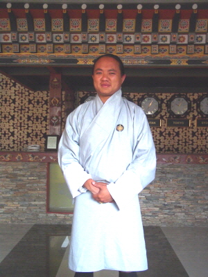 부탄 전통복장 고Goh를 입는 가이드 쉐리. 마치 우리나라 두루마기와 흡사하다. 