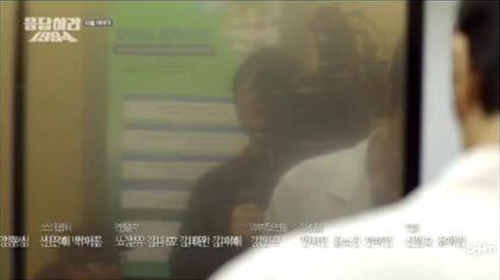  <응답하라 1994> 18화 방영 말미, 편집시 걸러내지 못한 카메라맨의 모습이 그대로 방송을 탔다. 