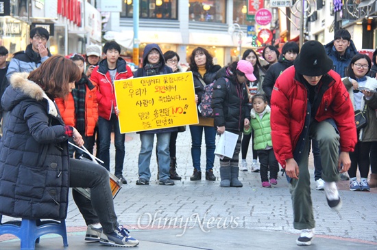 21일 오후 경남 진주 대안동 차없는거리에서 "'안녕들 하십니까? 진주사람들' 광장으로-대자보 문화제"가 열렸는데, 시민이 대자보를 들고 서서 거리 공연을 보고 있다.