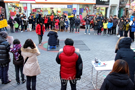 21일 오후 경남 진주 대안동 차없는거리에서 "'안녕들 하십니까? 진주사람들' 광장으로-대자보 문화제"가 열렸는데, 시민이 거리 공연을 보고 있다.