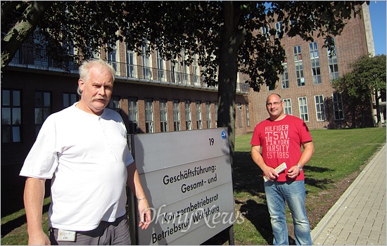 폴크스바겐에서 각각 27년과 15년넘게 일하고 있는 얀뮐러 에카르트씨(왼쪽)와 카이 로질리우스씨. 그들은 "일에 만족하고 있으며, 정년(65)까지 일하고 싶다"고 했다. 
