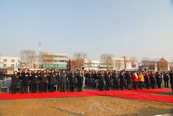 미술관 기공식장에 참석을 한 300여 명의 사람들이 국민의례를 하고 있다