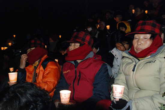 할아버지, 할머니와 청소년들까지 300여 명의 지역주민이 촛불을 들고 추모재에 참석했다.
