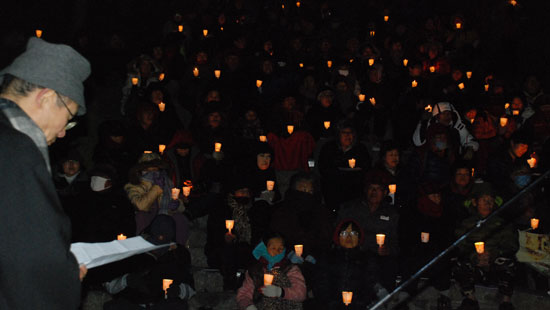 할아버지, 할머니와 청소년들까지 300여 명의 지역주민이 촛불을 들고 추모제에 참석했다.
