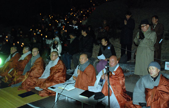 대한불교조계종 스님들이 영가 천도의식을 하고 있다.
