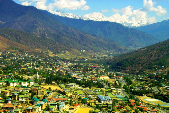 세계에서 가장 조용한 수도인 팀푸는 해발 2400m에 위치하고 있다. 신호등이 없는 도시로, 왕추강 계곡을 따라 길게 늘어선 도시는 마치 우리나라 지리산 자락처럼  한적하게 보인다. 멀리 히말라야 설산이 보인다