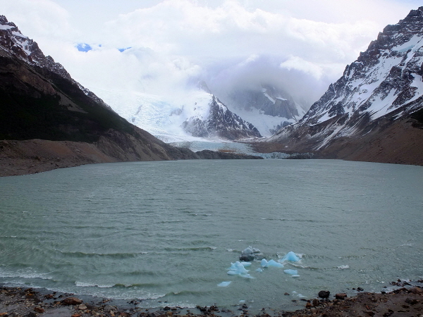   강한 바람의 영향으로 생겨난 파도 때문에 전혀 얼지 않은 토레 호수(Laguna Torre)

