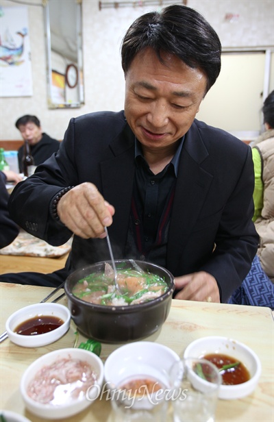  노무현 전 대통령의 부산 지역 변호사 시절 사무장이었던 장원덕 '법무법인 부산' 사무국장이 19일 오후 부산 진구 한 영화관에서 <오마이뉴스> 취재기자와 함께 영화 '변호인'을 관람한 뒤 "영화 속 주인공인 송강호가 연일 먹었던 돼지국밥과 '소맥'이 저절로 생각난다"며 돼지국밥 식당을 찾아 저녁 식사를 하고 있다. 
장 사무국장은 "영화 속 돼지국밥 식당 에피소드는 영화적 허구라며 노 전 대통령은 삼계탕을 참 좋아했다"고 회상했다.  