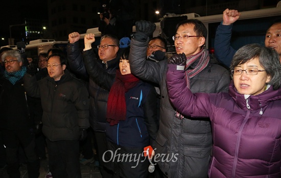 박근혜 정권 퇴진 투쟁 선언한 민주노총 민주노총 중앙집행위원들이 22일 오후 서울 중구 정동 민주노총 사무실 인근에서 박근혜 정권 퇴진 투쟁을 벌이겠다고 밝히며 오는 28일부터 총파업에 돌입한다고 밝혔다.