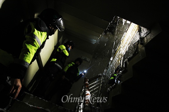 22일 민주노총에 진입한 경찰병력이 철도노조 지도부를 체포하기 위해 계단을 올라가던 중 거세게 저항하는 민주노총 조합원들이 뿌린 물을 맞고 있다.