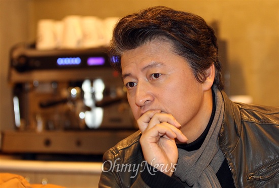  영화 '사이비'의 목소리 연기로 출연한 배우 권해효가 11일 오후 서울 중구 한 카페에서 <오마이뉴스>와의 인터뷰를 하고 있다.