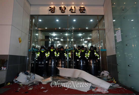 지난 2013년 12월 22일, 철도노조 지도부를 체포하기 위해 민주노총이 입주한 서울 정동 경향신문사 건물에 경찰이 투입됐을 당시 모습. 