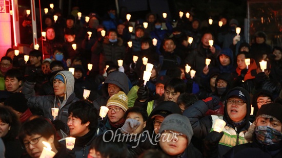 철도노조 지도부를 체포하기 위해 민주노총이 입주한 서울 정동 경향신문사 건물에 22일 경찰이 투입된 가운데 노동자, 학생, 시민들이 항의 촛불시위를 벌이고 있다.