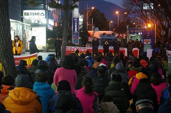 창원 정우상가에서 열린 공권력 남용 규탄 집회에 200여 명의 시민이 참석했다.