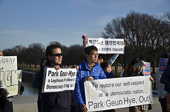 워싱턴에서 열린 부정선거 규탄 시위 사람사는세상 워싱턴, 부정선거가 치루어진 지 1년을 맞이하면서 민주주의의 전당이자 상징인 링컨 기념관 앞에서 시위