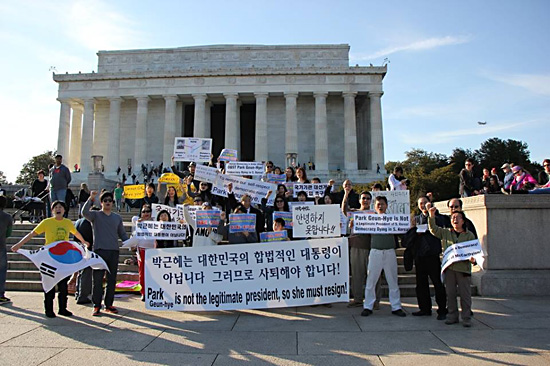 지난 21일(미국 현지시각) 워싱턴에서 열린 '부정당선 1년, 박근혜 사퇴촉구 연속 시국집회'