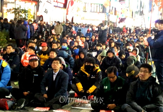 민주노총 부산본부는 22일 저녁 부산 서면 쥬디스태화 옆 도로에서 경찰의 민주노총 진입을 규탄하는 집회를 열었는데, 노동자 등 1500여명이 참여했다.