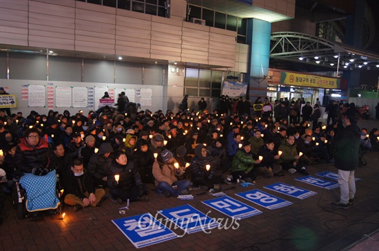  지난 21일 오후 철도민영화 반대와 철도노조 파업을 지지하는 시민사회단체의 촛불문화제가 동대구역 광장에서 열렸다.