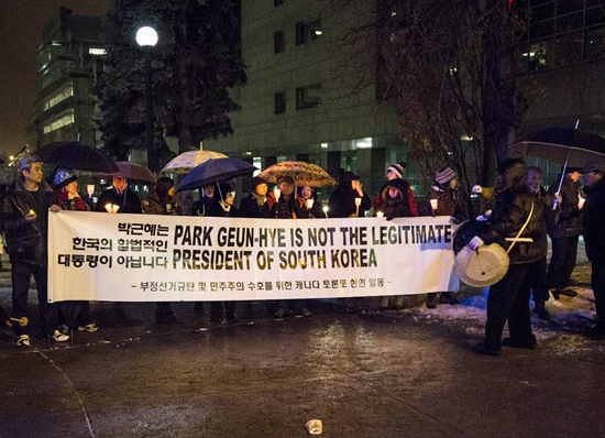 12월 21일 토요일 노스욕 멜라스트먼 광장 '부정당선 1년, 박근혜 사퇴촉구 전 해외동포 동시 촛불시위'