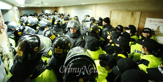  22일 민주노총이 있는 경향신문사 14층에 투입된 경찰 병력이 대기 중인 모습. 