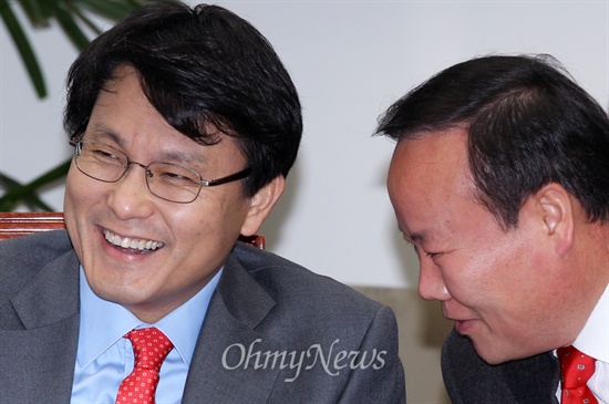 윤상현 새누리당 원내수석부대표가 23일 오전 최고위원회의에서 김재원 의원의 얘기를 들으며 웃고 있다.