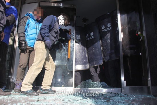 23일 오후 새누리당 경남도당 현관문이 '민주노총 침탈'에 항의하는 노동자들에 의해 박살이 났다.