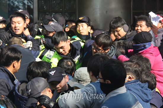  23일 오후 새누리당 경남도당 현관문이 '민주노총 침탈'에 항의하는 노동자들에 의해 박살이 났다. 사진은 경찰과 노동자들의 충돌 모습.